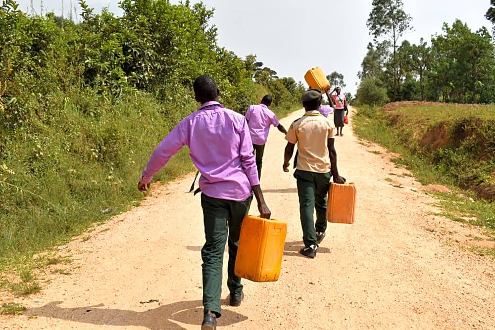 5-Kenya21237-Carrying-water-6 (1)